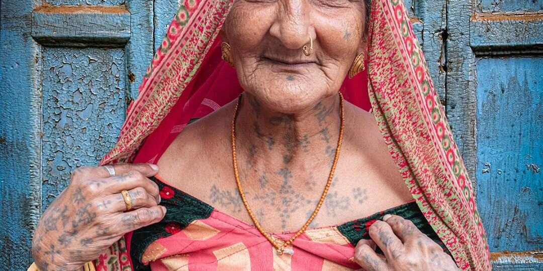 Татуировки, которые рассказывали всю жизнь человека: тайный язык символов на руках индийских женщин