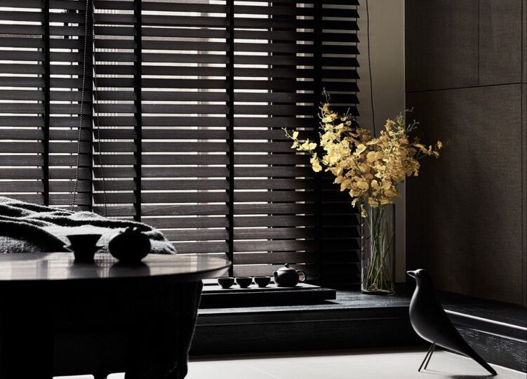 Жалюзи на пластиковые окна: как выбрать и не испортить раму (и интерьер)