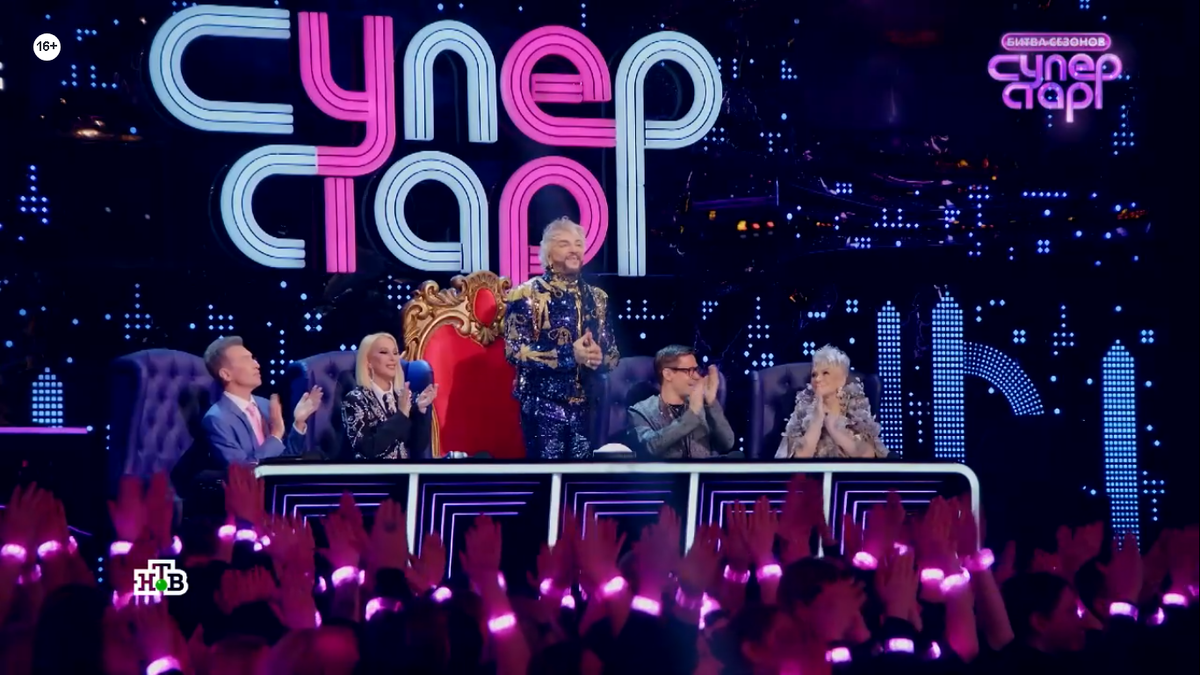 Организаторы бессовестно затроллили Филиппа Бедросовича, установив ему вместо кресла в жюри королевский трон?