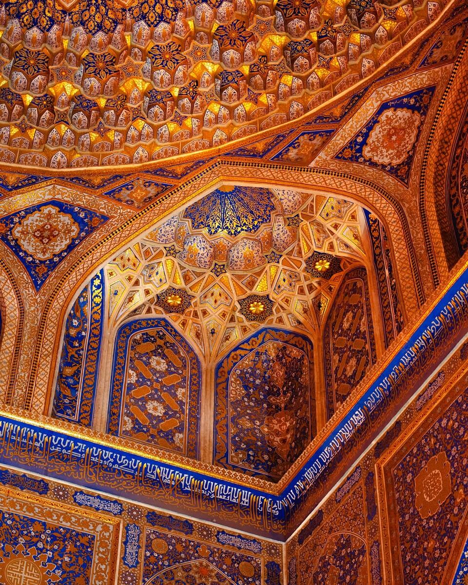 Внутри мечети на площади Регистан