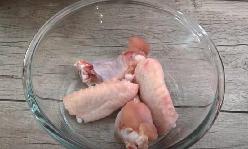 Хрустящие куриные крылья за 7 минут: микроволновка как альтернатива грилю