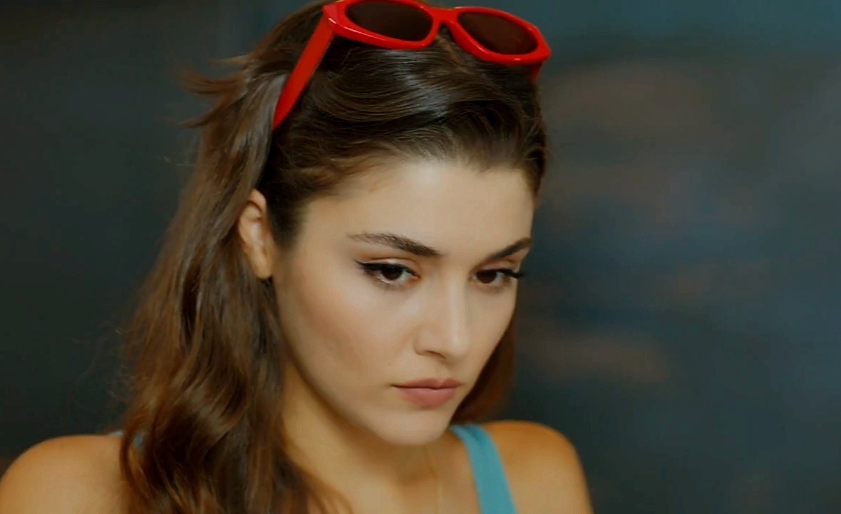 Актриса Ханде Эрчел исполнила главную роль в сериале "Постучись в мою дверь" 