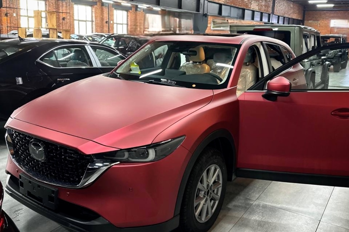 Привезли эту Mazda CX-5 из Китая. Автомобиль в красной матовой пленке - цена за оклейку в Китае была 90 000 руб. на наши деньги. Фото: Августинка Алена