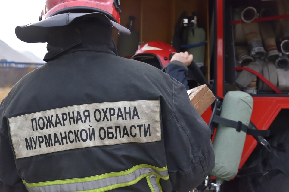    На месте пожара работали пять огнеборцев и две единицы техники. Фото: vk.com/murman01