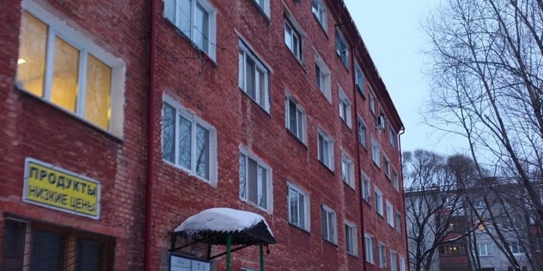 В Омске с приходом весны начала расползаться многоэтажка