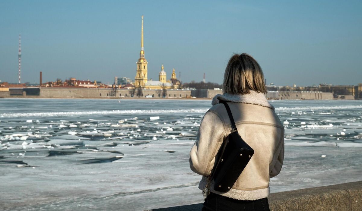     Девушка на Дворцовой набережной в Санкт-Петербурге Источник: © РИА Новости Автор фото: Алексей Даничев