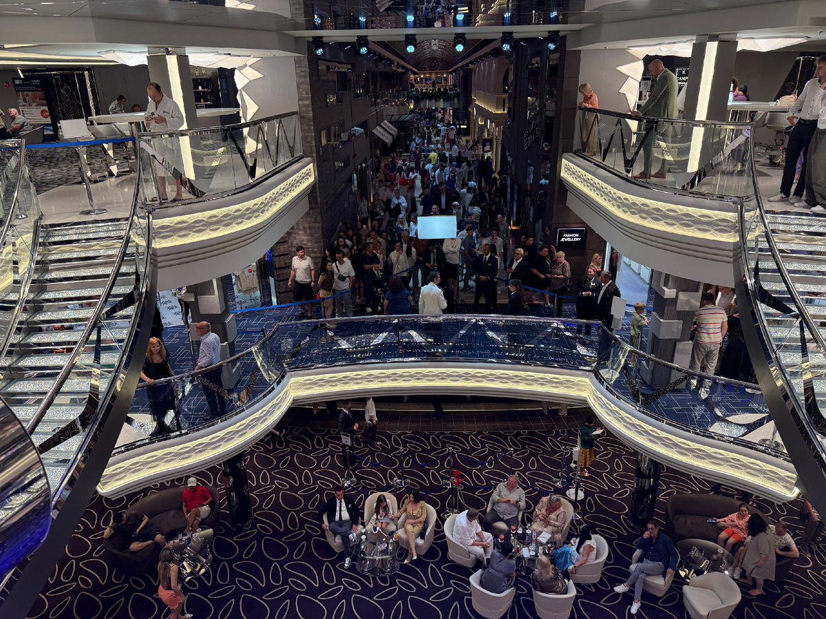 Главный атриум на корабле 