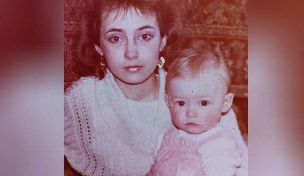 Маленькая Оксана с мамой 