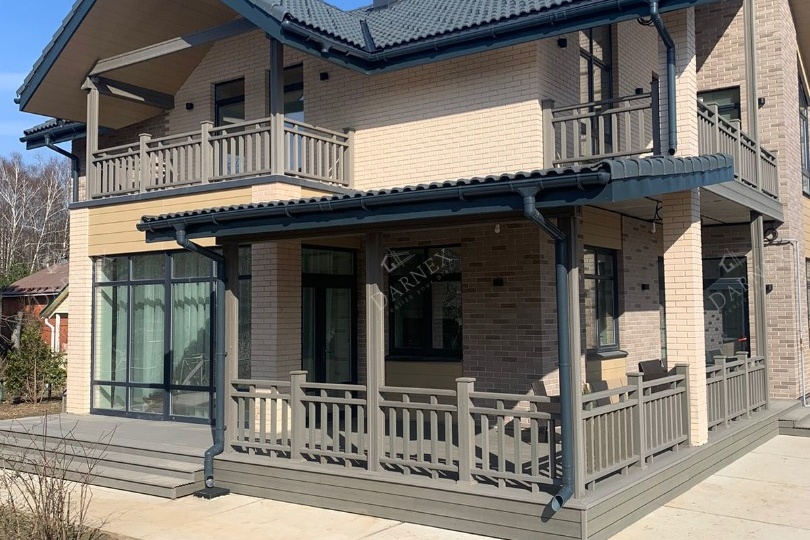 Балкон может выглядеть дорого, а через сезон начать раздражать: объясняю почему