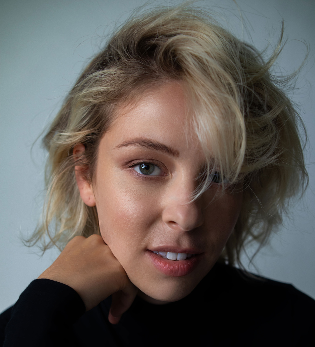 Смягчение тона и деталей кожи при сохранении структуры и детализации кожи на портретных фотографиях.