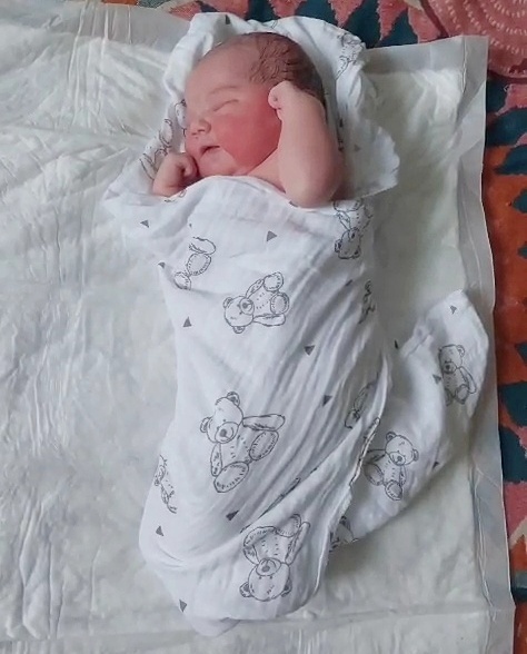 Катюша родилась. Здесь малышке около трёх часов от роду.