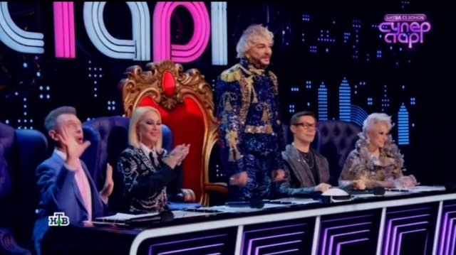 Новый выпуск "СуперСтар. Битва сезонов" напомнил считалочку: на золотом крыльце сидели...