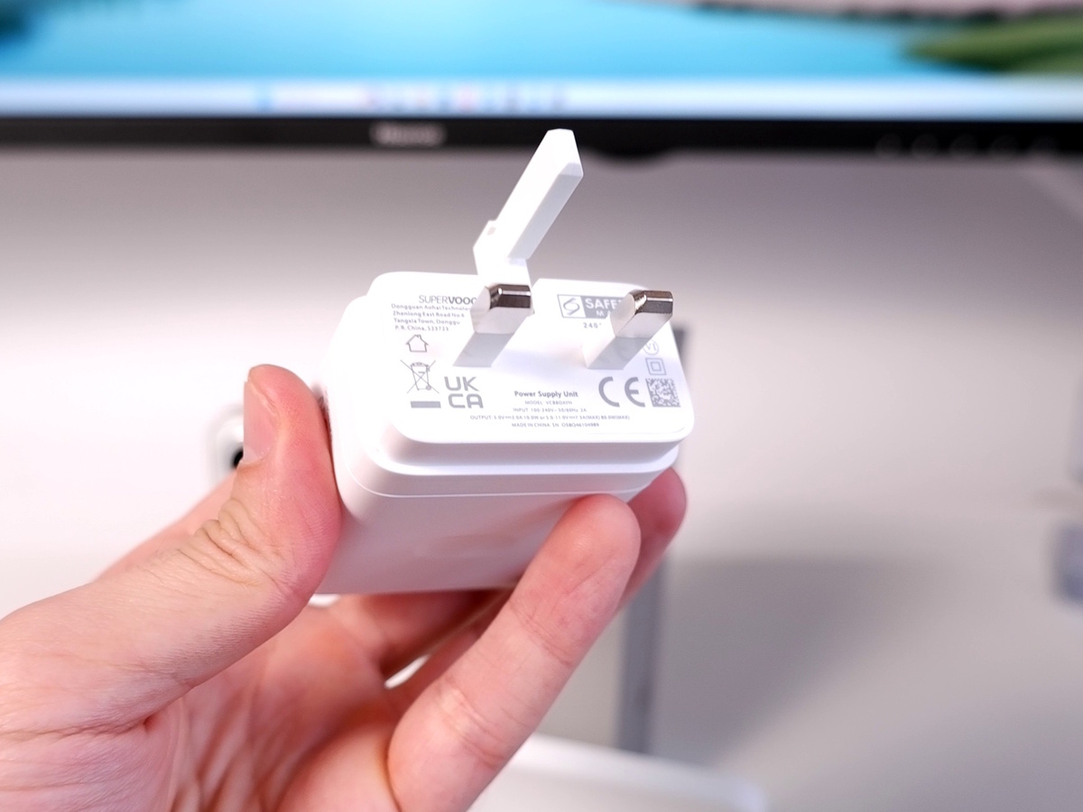 В большинстве версий есть адаптер питания в комплекте, но в зависимости от региона, для которого предназначен смартфон, могут быть варианты разных форматов