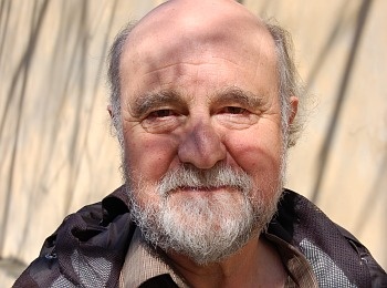 Дэвид Меч — американский биолог, доктор философии (Ph.D.) по экологии. Он является ведущим мировым экспертом по волкам с 60-летним стажем полевых исследований. Меч основал Международный центр волка, написал главные научные труды об этих хищниках и опроверг миф об «альфа-самцах», доказав семейную структуру стаи.