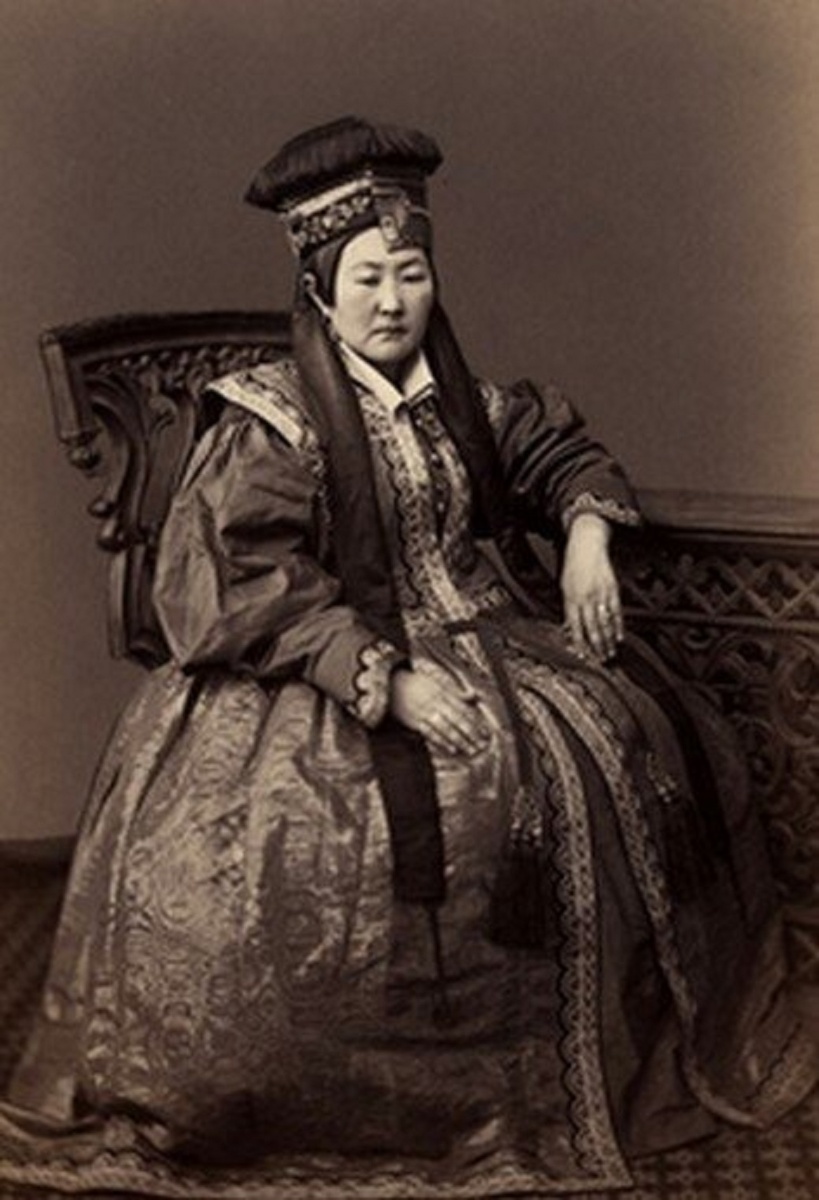 Фото калмычки, начало прошлого столетия. Но она больше напоминает купчиху.