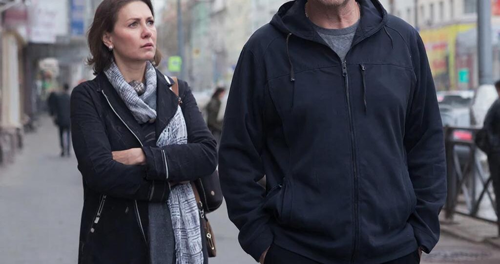 Анна обнаруживает, что её муж Дмитрий тратит общие деньги на покупку дома для любовницы.