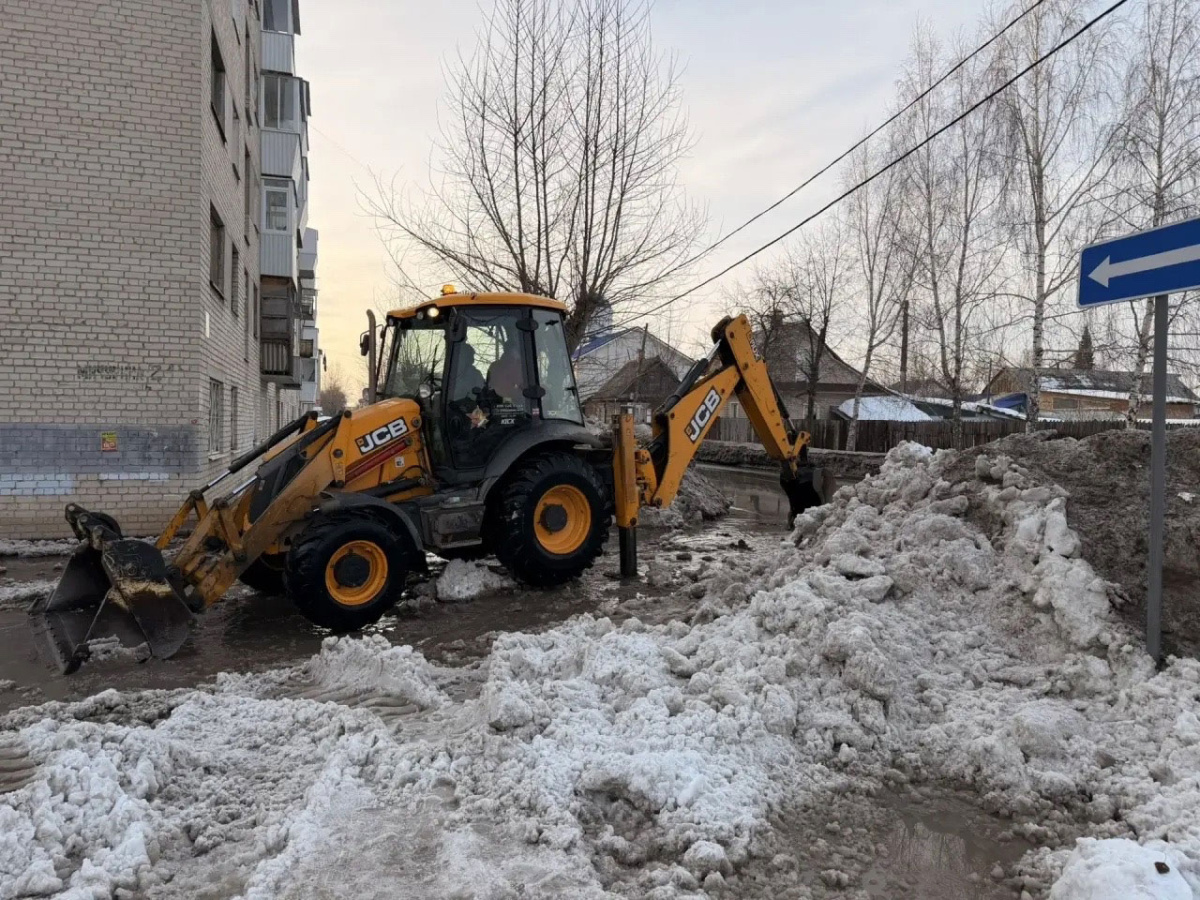    В Каменске-Уральском круглосуточно откачивают талую воду и очищают дороги
