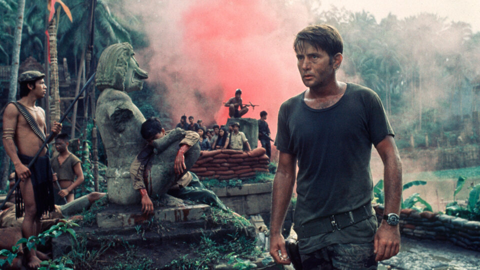 Кадр из фильма - "Апокалипсис сегодня". Американский военный теряет смысл войны.