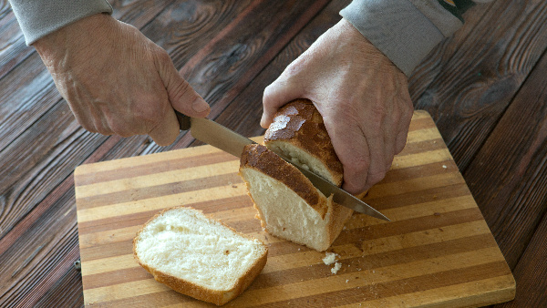 Можно ли хранить хлеб в холодильнике: ответ российских врачей