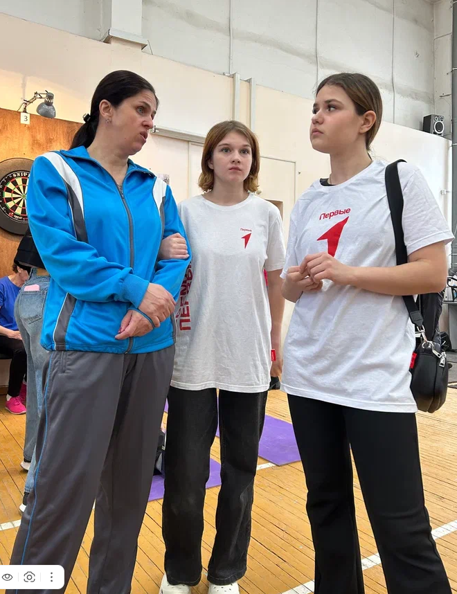 Волонтеры Ангарского медицинского колледжа сопровождают инвалида по зрению на спортивном мероприятии