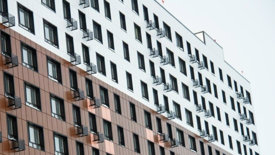    Жительницу Ханты-Мансийска придавило сошедшим с крыши снегом