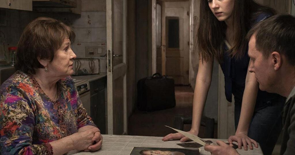 - Купи мне путёвку на море! – потребовала свекровь. – Иначе вы летите из квартиры вместе с ребёнком!— муж лишь молча на это смотрел.