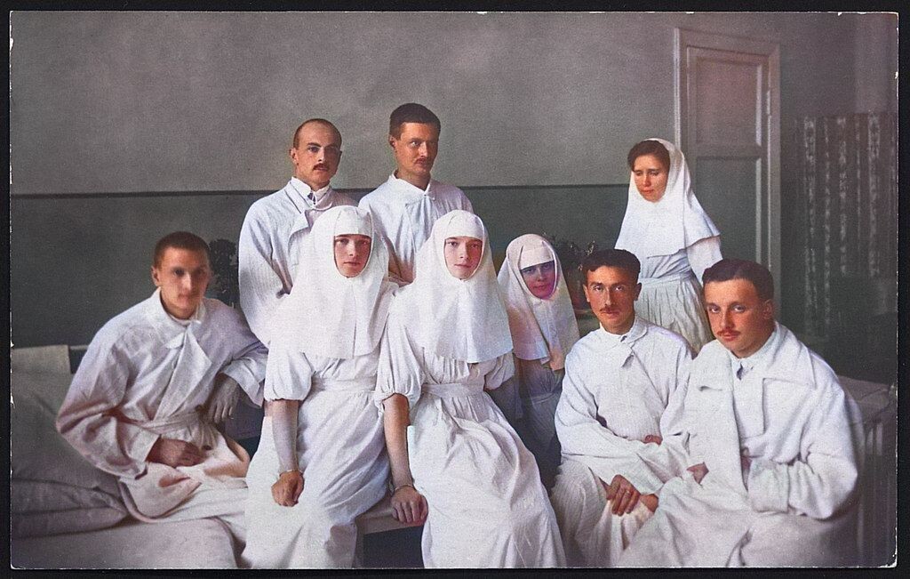 В центре Великие княжны Ольга и Татьяна