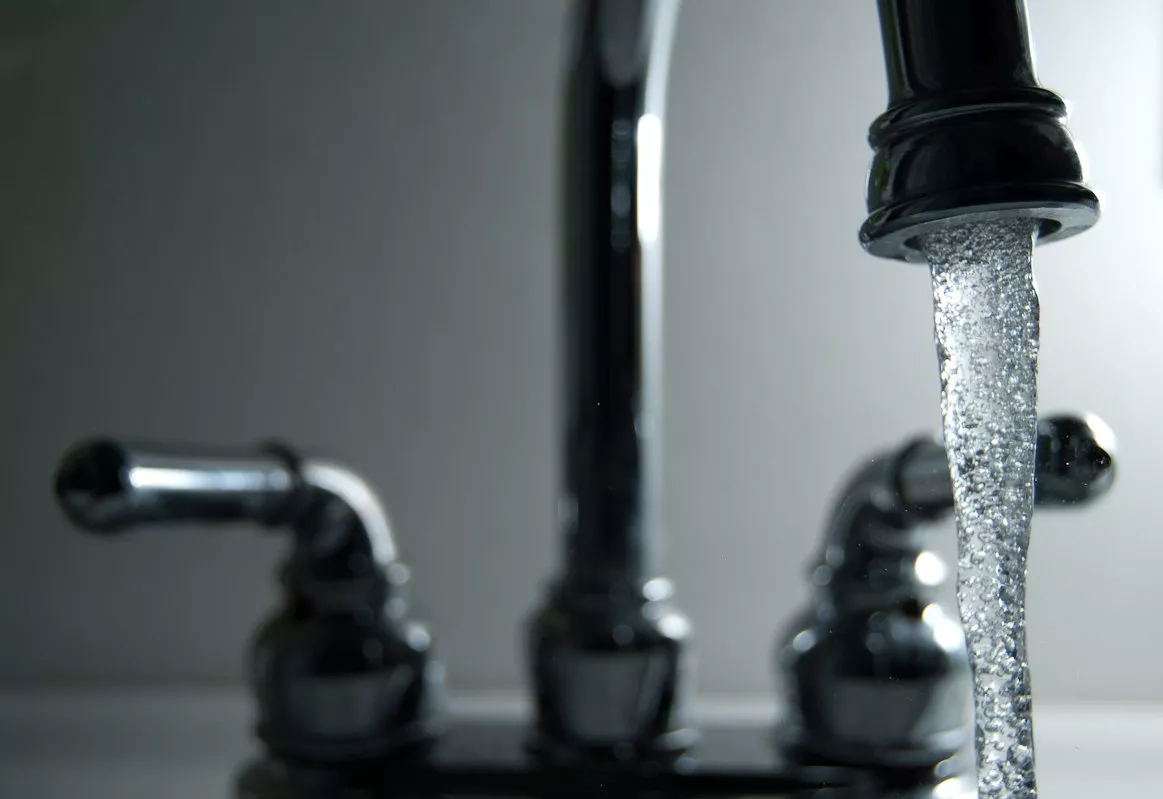 CC BY 2.0 / Steve Johnson / Running faucet