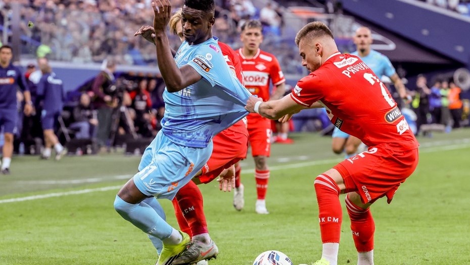    14 марта, Петербург. Стадион "Газпром Арена". Российская премьер-лига. Луис Энрике ("Зенит") и Олег Рябчук ("Спартак") во время матча. Автор фото: Александр Демьянчук/ТАСС