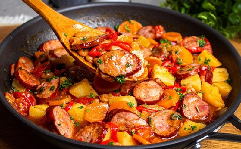 Ленивое мясное рагу с сосисками: быстрый рецепт для тех, кто ценит вкус и время