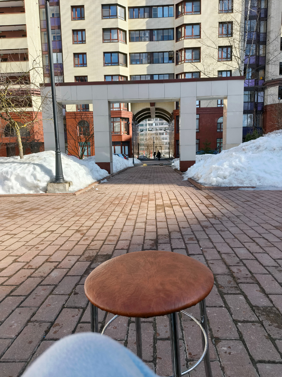 Пошли гулять на улицу со своей табуреткой