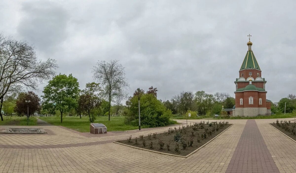 Памятный знак в память об участии 55 Подольского пехотного полка, 56 Житомирского пехотного полка и 8 Астраханского драгунского полка в Отечественной войне 1812 года. Покровский парк. Тирасполь. Приднестровье. Яндекс-карты. Ссылка: https://yandex.ru/maps/org/pamyatny_znak_v_pamyat_ob_uchastii_55_podolskogo_pekhotnogo_polka_56_zhitomirskogo_pekhotnogo_polka_i_8_astrakhanskogo_dragunskogo_polka_v_otech/47734261479/gallery/?ll=29.623786%2C46.843869&z=17.96 Тирасполь, Ноябрь 08 (Новый Регион, Ольга Курылева) – В Тирасполе на территории строящегося Свято-Введенско-Пахомиева женского монастыря (бывший парк им. Кирова) в четверг освящена и открыта мраморная плита в память о событиях Отечественной войны 1812 года. Как передает корреспондент «Нового Региона», на ней высечены названия защищавших Родину и расквартированных в Тираспольском уезде подразделений русской армии – 55-го Подольского, 56-го Житомирского и 8-го Астраханского драгунского полков. Как отметил епископ Тираспольский и Дубоссарский Савва, на этом месте раньше располагалось Соборное кладбище, где нашли упокоение воины. «Устанавливая не совсем обычную плиту в месте погребения воинов, которые лицом к лицу видели смерть, но остались живыми и вернулись с полей сражений, мы завершаем мероприятия, посвященные 200-летию победы России в Отечественной войне 1812 года», – сказал он. Ссылка: https://newdaynews.ru/pmr/411676.html Приднестровье исторически связано с событиями 200-летней давности. В Тирасполе и в Бендерах были расквартированы 55-й Подольский пехотный, 56-й Житомирский пехотный, 8-й Астраханский драгунский (Кирасирский) и другие полки, участвовавшие в войне 1812 года. А в Каменке находилось имение графа Петра Витгенштейна (в последствии – фельдмаршала), который во время войны 1812 года командовал отдельным корпусом, преградившим Наполеону дорогу на Санкт-Петербург. Ссылка: https://russkiymir.ru/news/42632/



