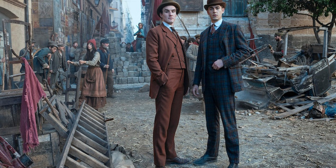 Слева Мориарти, справа Шерлок