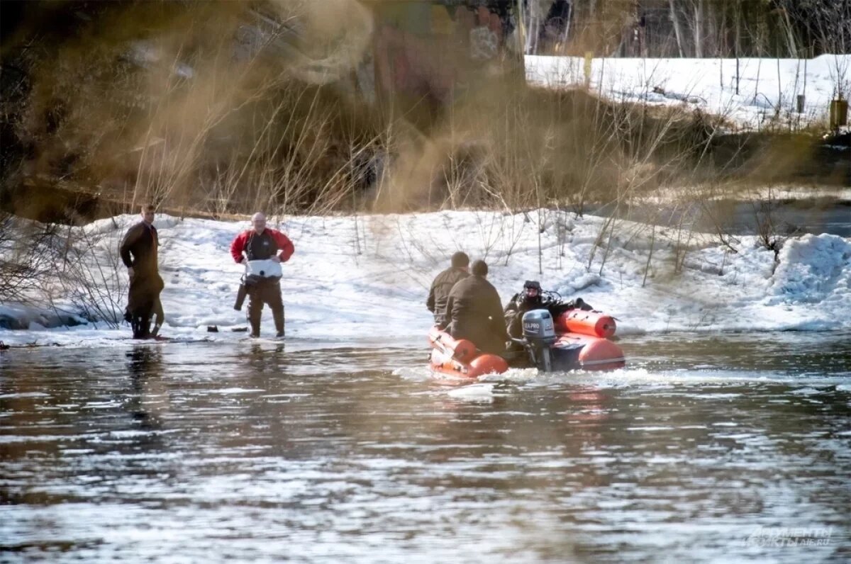    Десятки волонтеров, водолазов и спасателей дежурят возле Москвы-реки. Поиски Алины продолжаются.