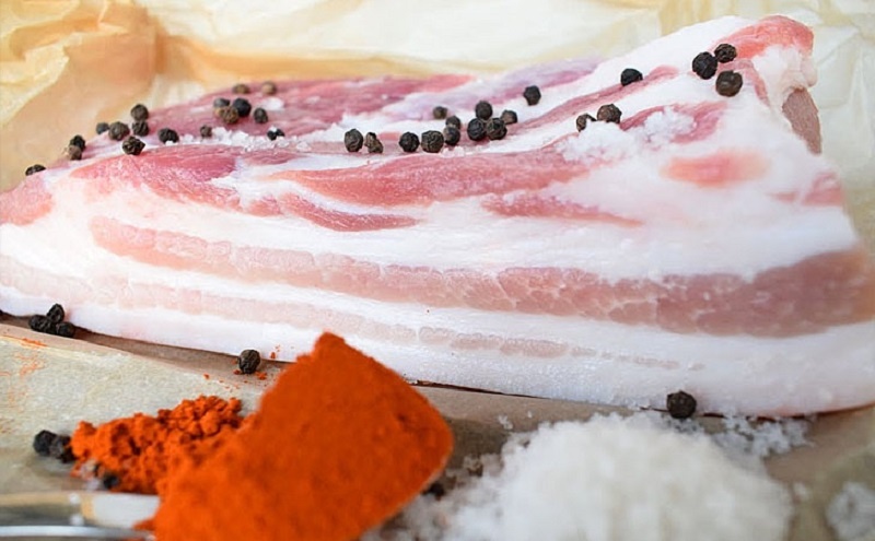 Домашняя грудинка в пергаменте: как приготовить нарезку для стола вкуснее магазинной, не потратив лишнего