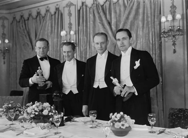 Уоллес Бири (крайний слева) и Фредрик Марч (крайний справа) с «Оскарами» в руках