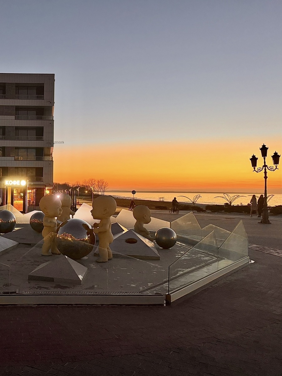  Туристы делятся на две категории: те, кто ищет достопримечательности, и те, кто ищет где посидеть с видом на море.