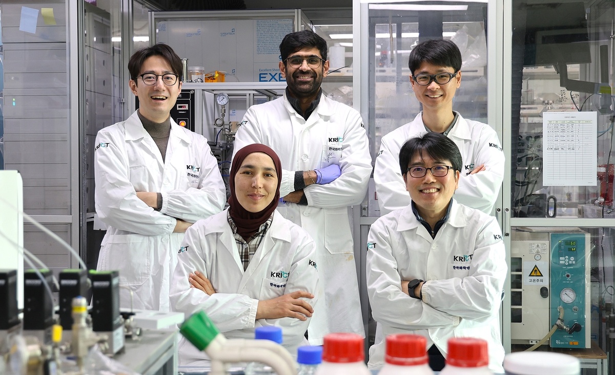 Исследователи Корейского института химических технологий, проводившие данное исследование [Предоставлено Корейским институтом химических технологии]