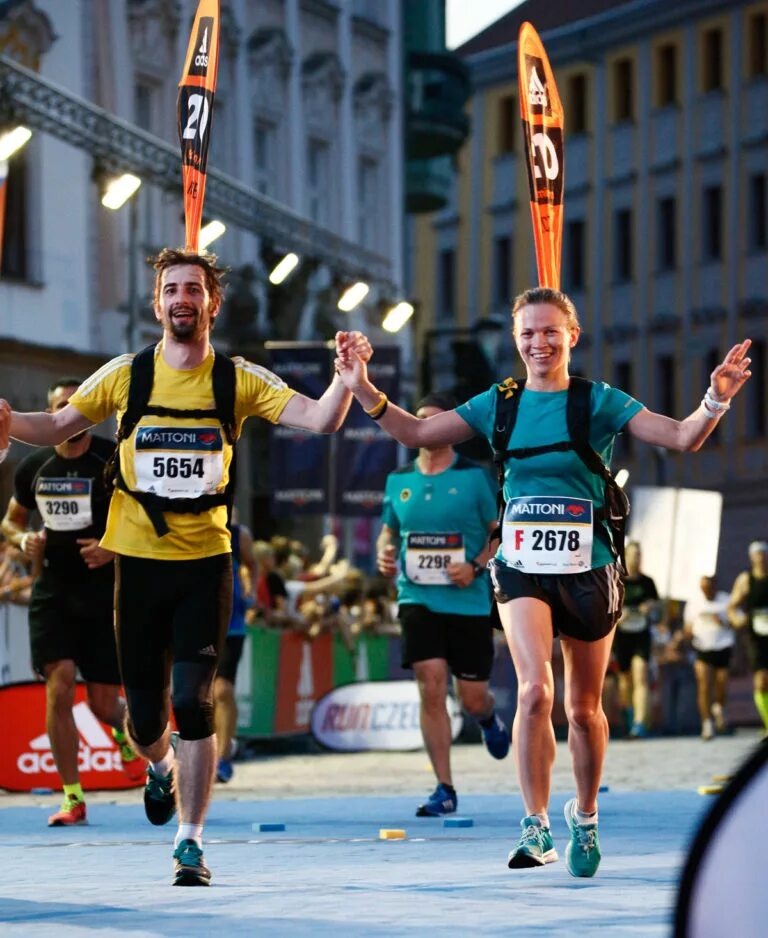 Вот пример пейсмейкеров. У них обычно бывают флажки, шарики или ещё что-то, что их выделяет