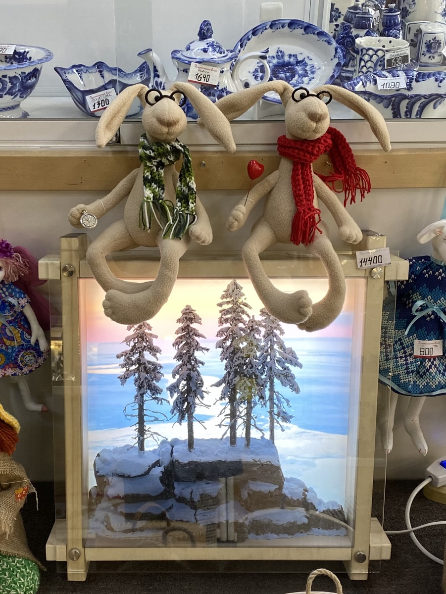 Ассортимент художественного салона . Петрозаводск. Фото автора.