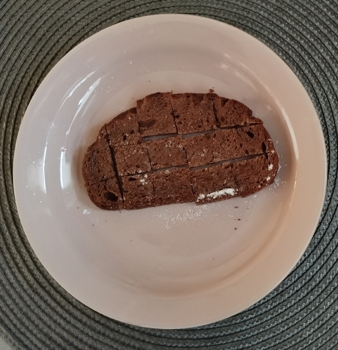 Рецепт от бабули Дуняши: чёрный хлеб нарезать на кусочки, полить растительным маслом, лучше нерафинированным и посолить крупной солью. Съесть и запить чаем. Или просто водой, если лень чайник ставить. Результат будет один из двух – либо у вас проснётся аппетит, либо заснёте вы.