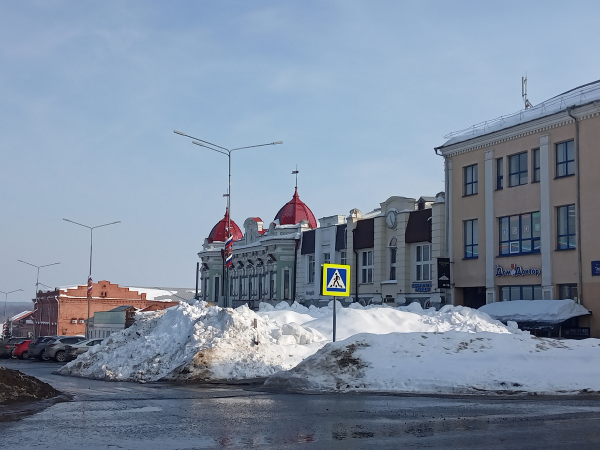 Фото автора. Дом справа - и есть тот самый бывший универмаг.