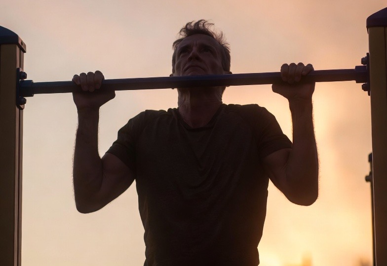 Возраст против мышц: почему после 60 лет опасно делать 3 подхода по 15 раз? Разбор эксперта