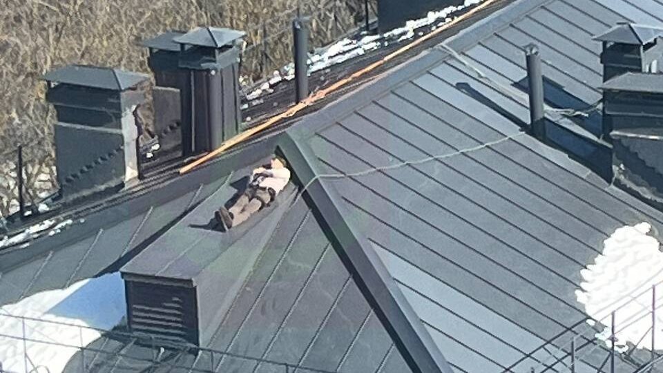 😎 Загорающего мужчину на крыше жилого дома заметили в центре Балашихи