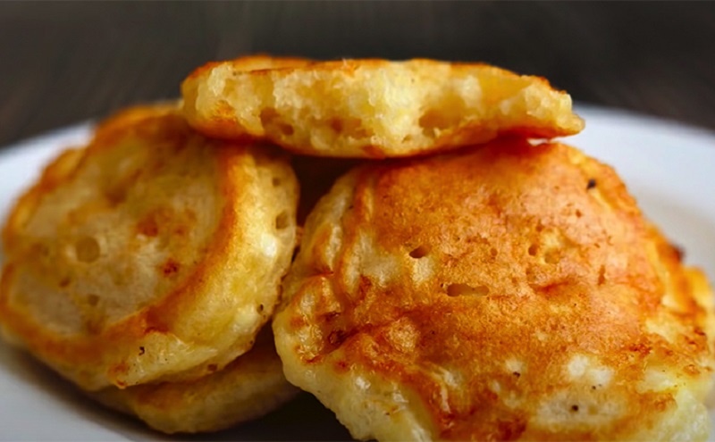 Яблоки и творог: жарим нежные оладьи без лишней муки — десерт, который приятно удивляет