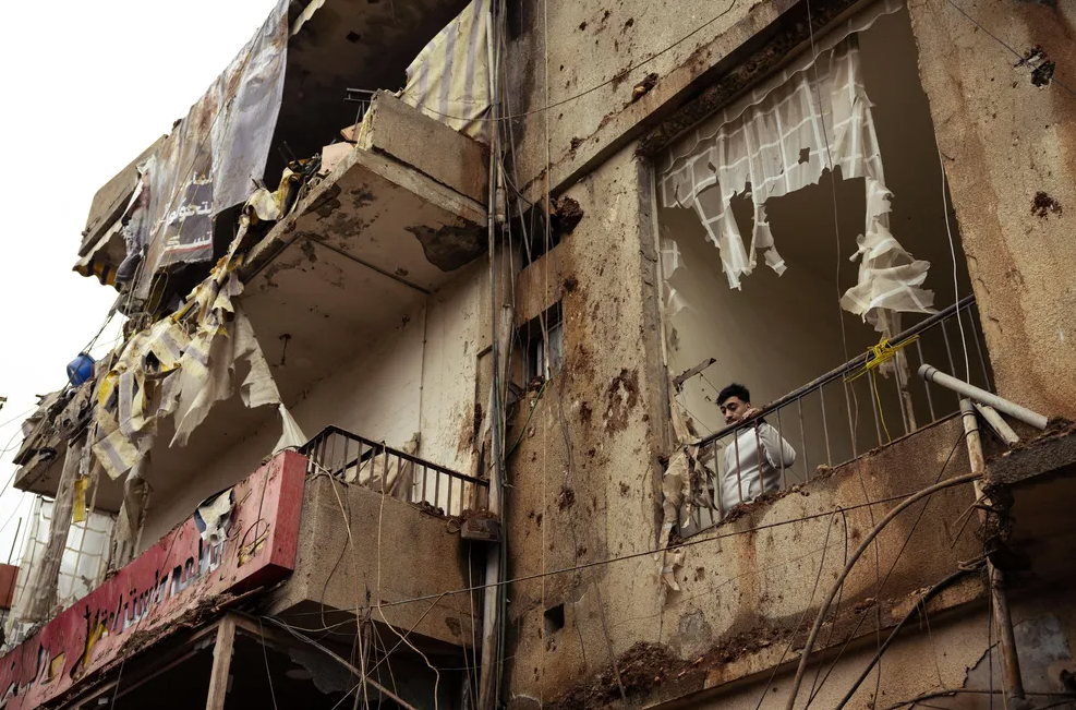 Наби-Чит в Ливане 7 марта. Мужчина выглядывает из разрушенного дома после авиаудара Израиля © Jonathan Labusch/AFP/Getty Images