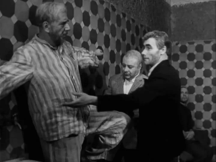 Он так простоит в позе "петушка" пол часа - бьюсь об заклад! "17 Мгновений весны"