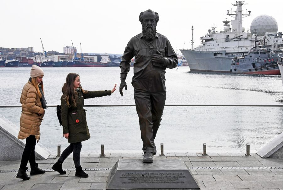 Девушки у памятника Александру Солженицыну на Корабельной набережной Владивостока / Виталий Аньков/РИА Новости