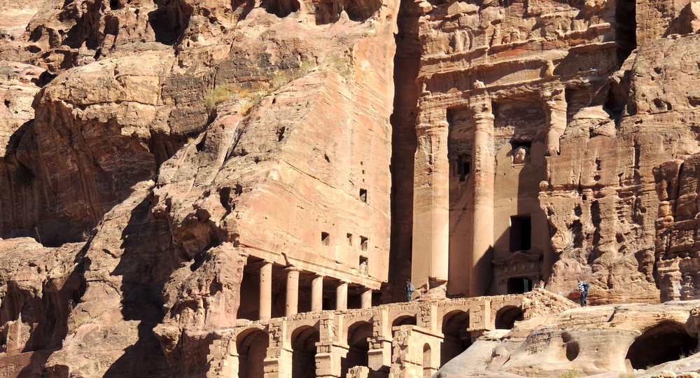 Петра: розовый город, высеченный в сердце скал, хранящий вековые тайны