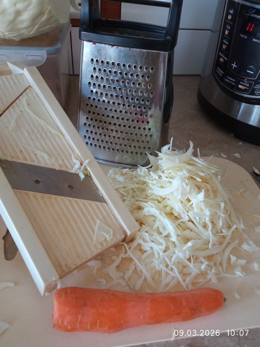 Шинкуем капусту и трем морковь.